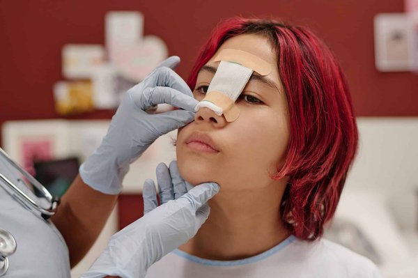 La rhinoplastie : une chirurgie sûre pour les personnes à la peau fine